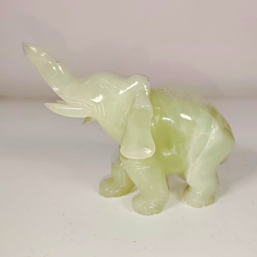 Elephant geschnitzt aus